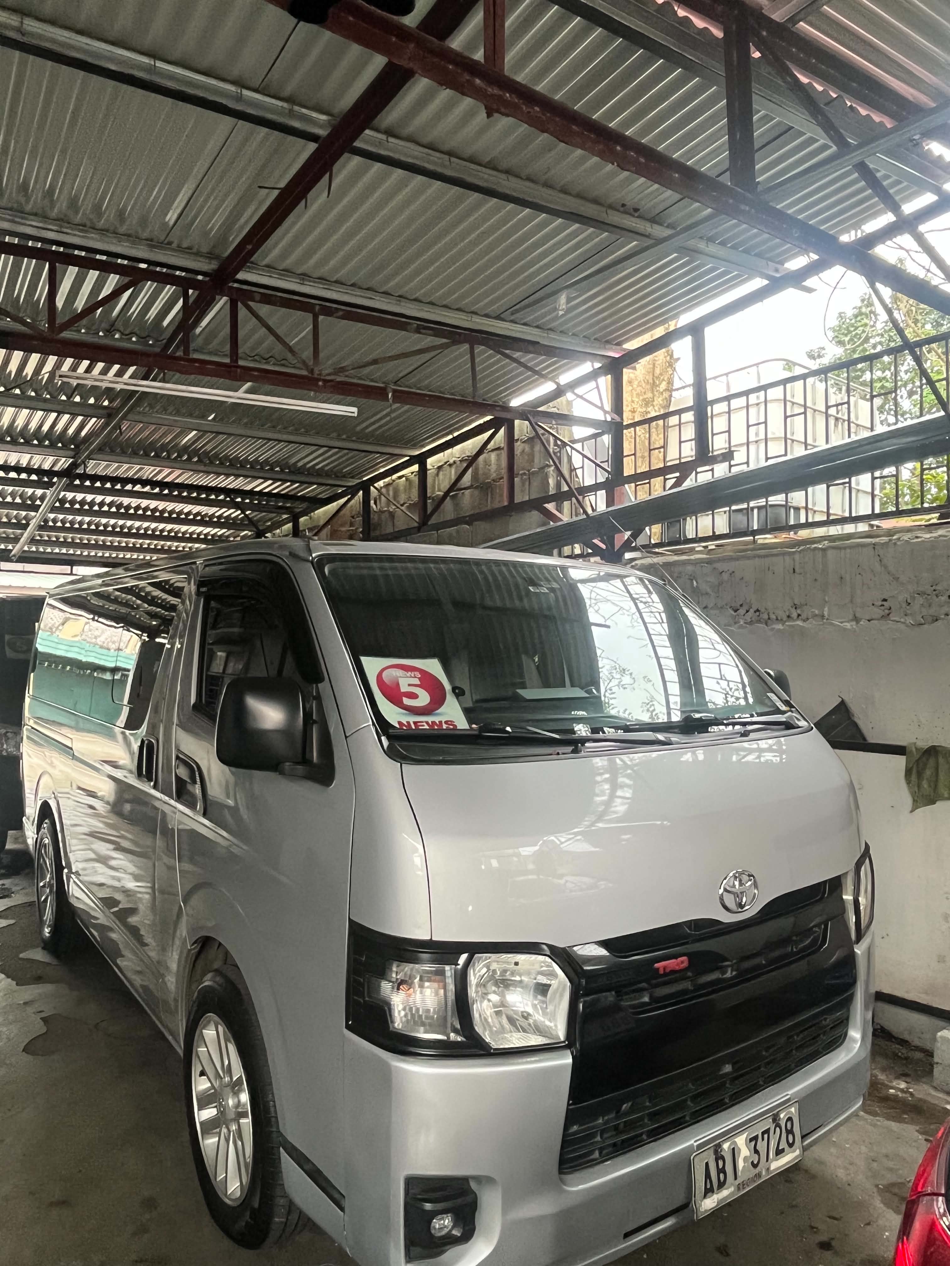 Toyota HiAce Commuter (Gray)