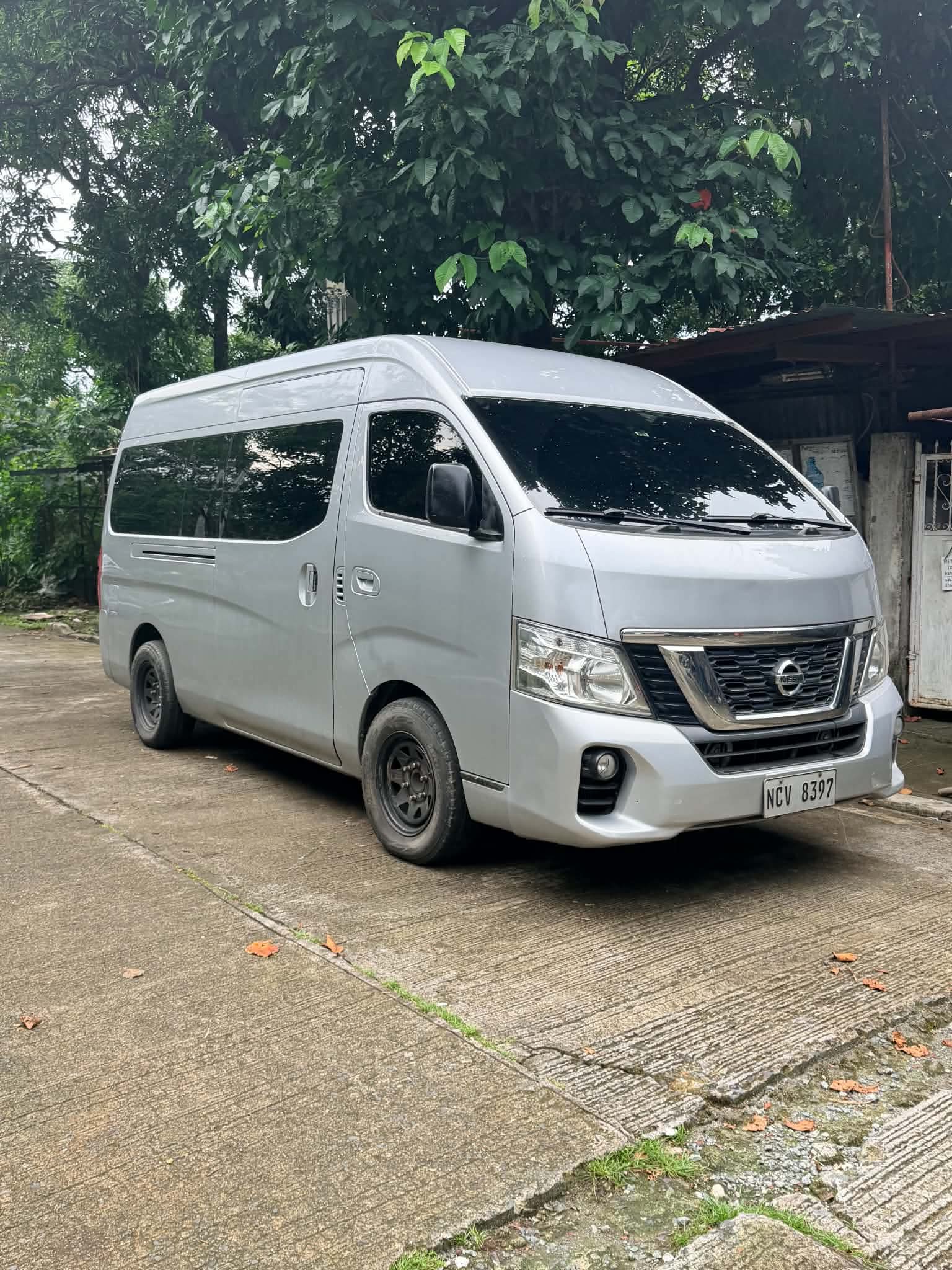 Nissan Urvan NV350 (Gray)